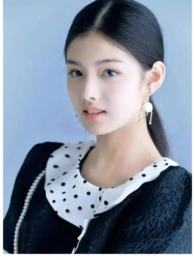 长津湖|在正在热播的电影（长津湖）中抛红领巾的小女孩名字叫艾米