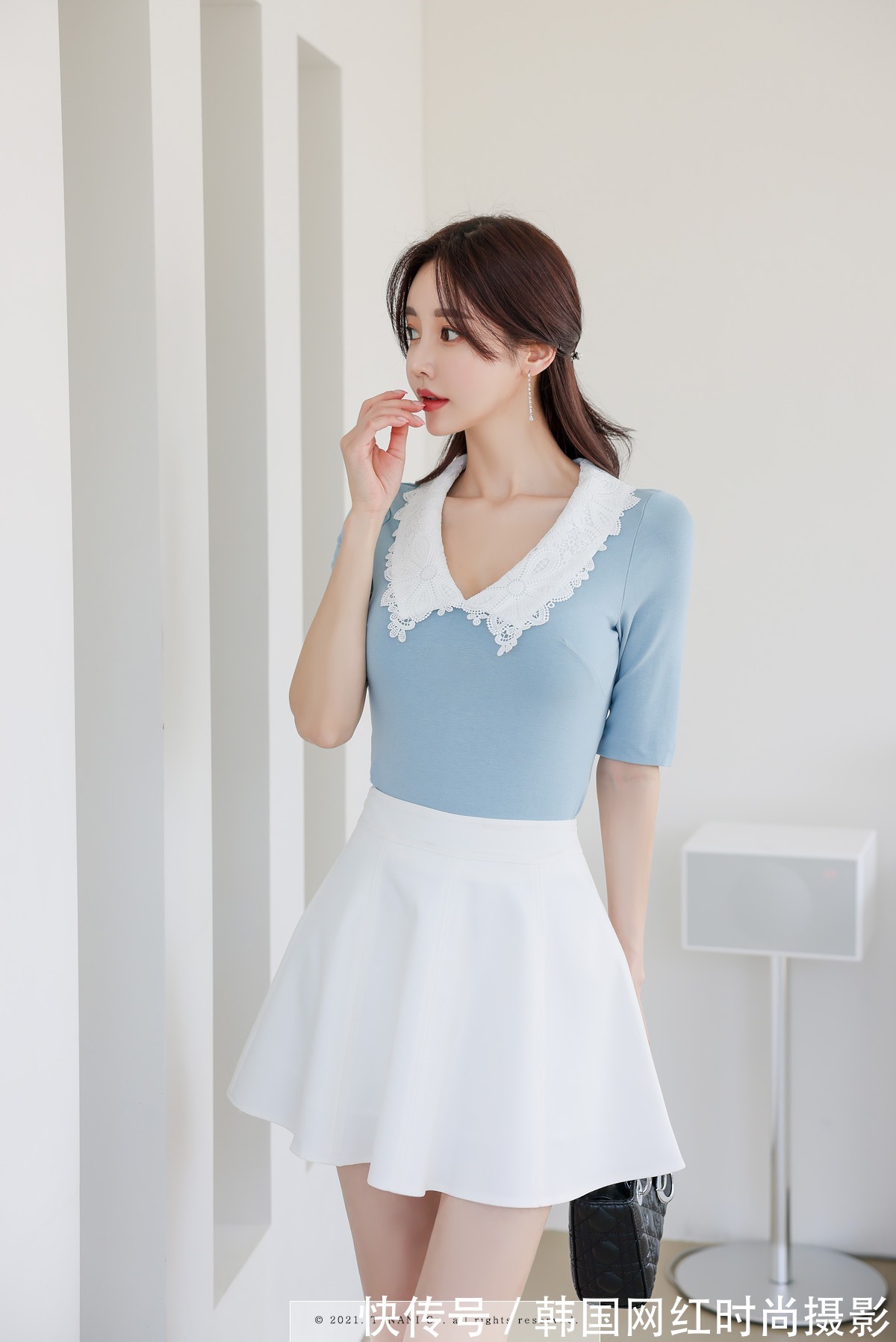 搭配|女神孙允珠高清时尚搭配:欧若拉蓝蝶纤墨娃娃领拼搭裙