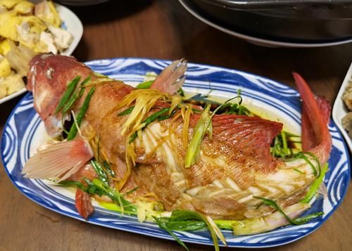 俞灏明亲自下厨，做年夜饭，这菜太有年味儿了，网友：人帅厨艺棒