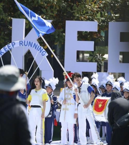 奔跑吧湖州路透，帅气运动风学长坤坤上线，我的目光却锁定两少女