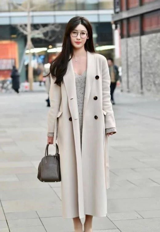 街拍：小姐姐穿着打扮将身材比例彰显得非常完美，甜甜的少女感十足