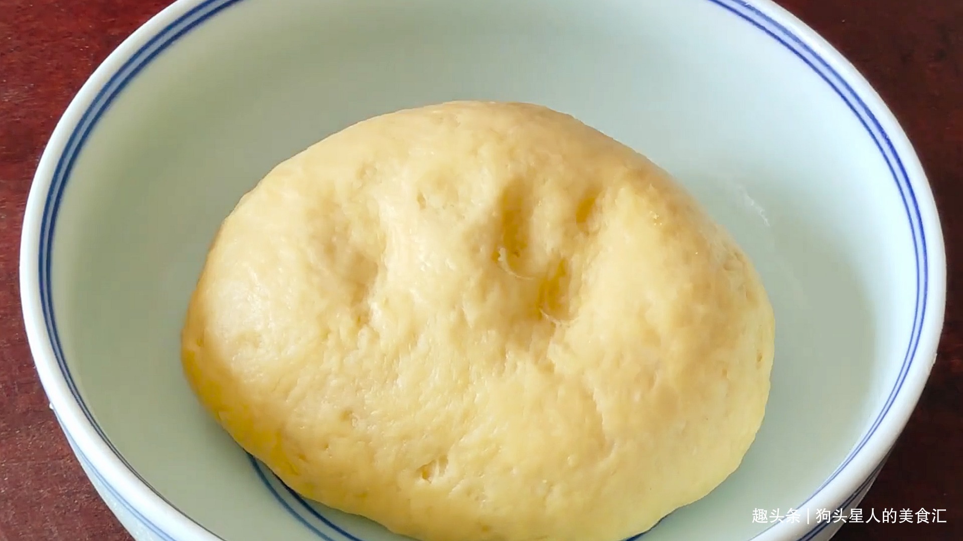 面粉不要做包子馒头了,教你新做法,不蒸也不烤,上桌就扫光