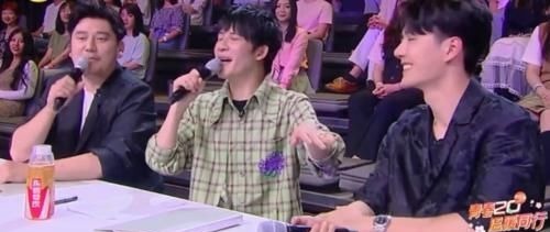 评委席|王一博太调皮被误会,“不满”选手砸话筒弹飞笔,藏在本后太可爱