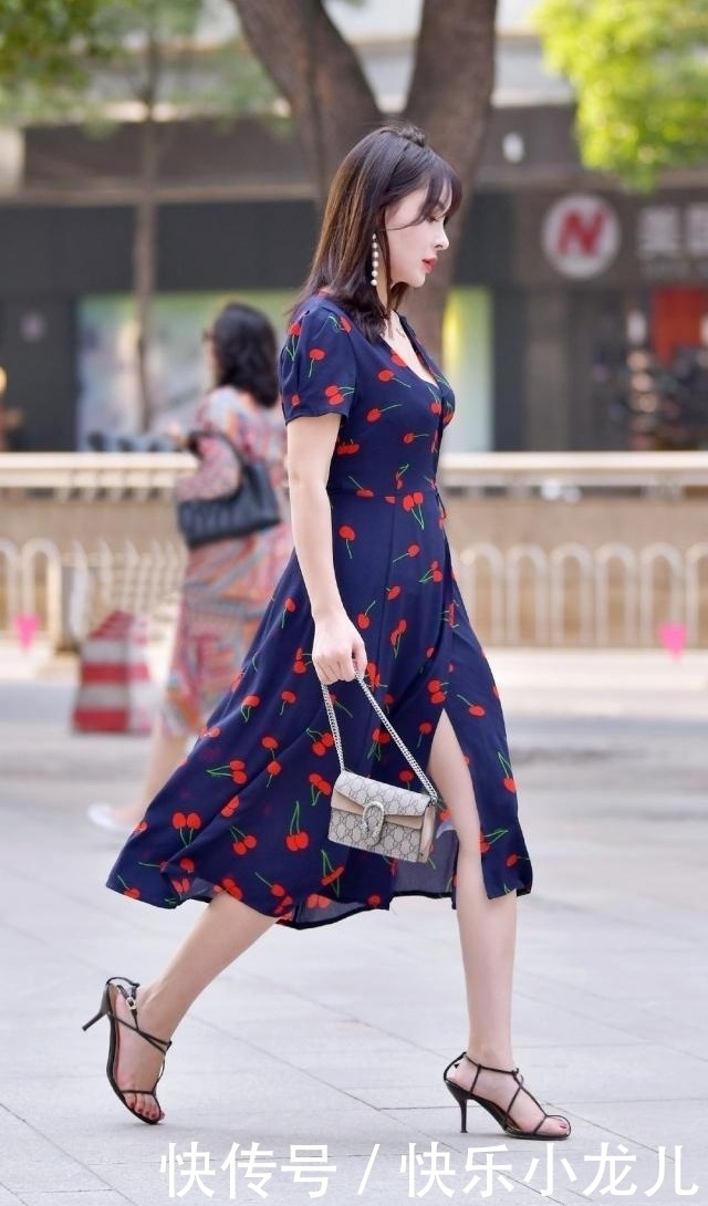 路人街拍，姑娘特别的潮流，搭配针织短衫，气质迎面扑来