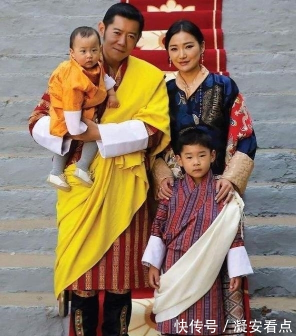 王后|太寒酸了!29岁不丹王后用发箍充当皇冠出席国宴,全靠颜值在硬撑