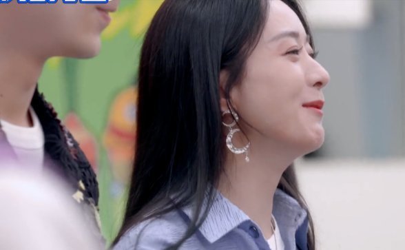 節目|趙麗穎離婚后綜藝首秀,與何炅大方牽手,難道不考慮吳磊的感受嗎