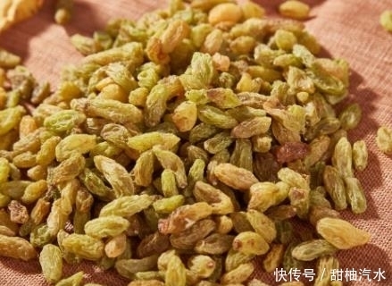 中薪|葡萄干泡水太厉害了,会产生如此令人满意的效果,女性不要错过