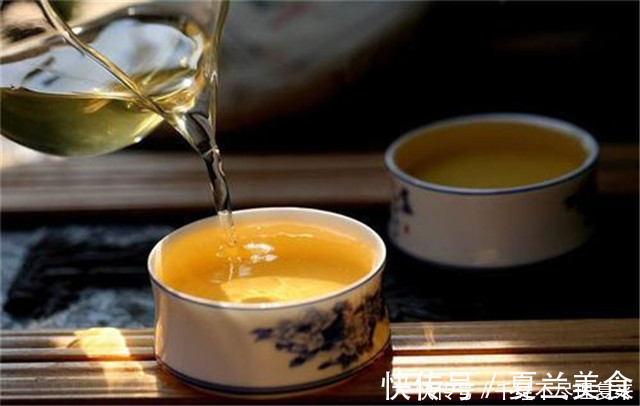 周日清!别人倒茶时,对方敲几下桌子有何含义,别再傻傻弄不懂