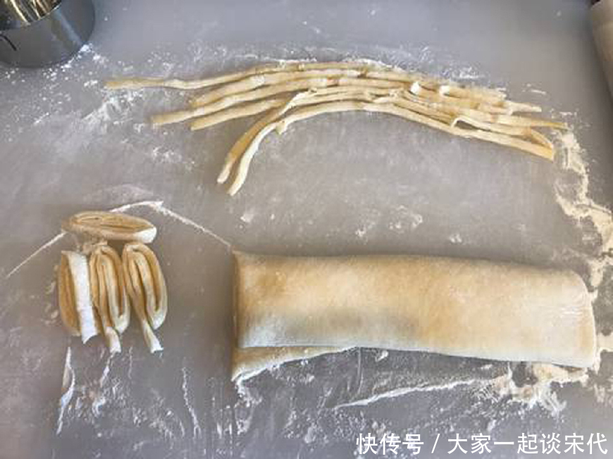 煮面条时,冷水下锅还是热水下锅?很多人都不懂,难怪面条不劲道