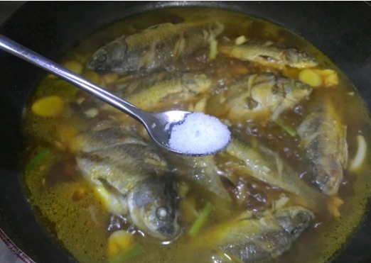 鲫鱼|饭店大厨:烧鲫鱼时,很多人做错了这2步,导致鱼肉不入味,还腥