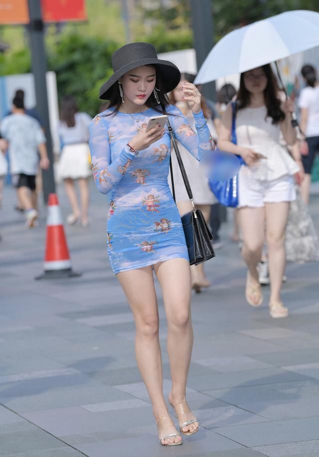 街拍：天蓝色包臀超短裙美女，一般人穿不出这种味道