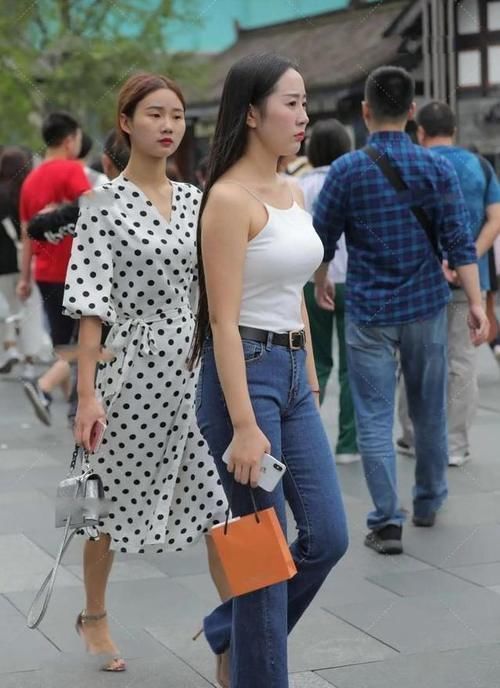 配饰|牛仔裤小小搭配一下，这样穿出来的身材更显瘦，束腰效果很明显