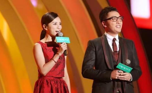 知名女主持现场失误,漏穿一件衣服,一旁的张国立反应尴尬