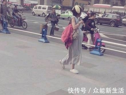 |搞笑图片幽默段子笑话:怎么开的挖掘机啊,都掉坑里去了,哈哈