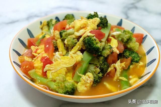 不粘锅|晒晒母女三人的晚餐，一荤一素营养健康，做法简单味道香，好吃