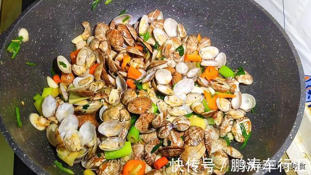 炒花蛤,最忌直接下锅就炒,教你正确做法,出锅鲜嫩无沙,不腥气