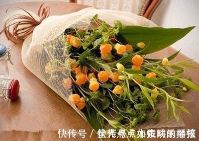 此花犹如一串串灯笼挂树上，外形娇俏可爱，寓意着庆祝