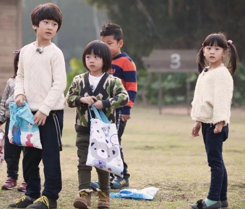 嗯哼看不惯陈小春吃饭坐姿，陈小春：我们穷人家，太子你回房吃吧