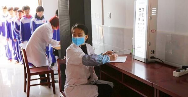 眼镜|只有近视眼才能懂的痛被眼镜封印的颜值，摘下能乱了芳华