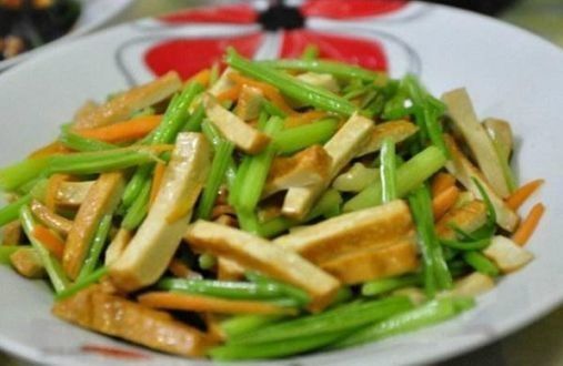 香辣毛肚，土豆排骨汤，芹菜炒香干，青椒炒平菇的做法