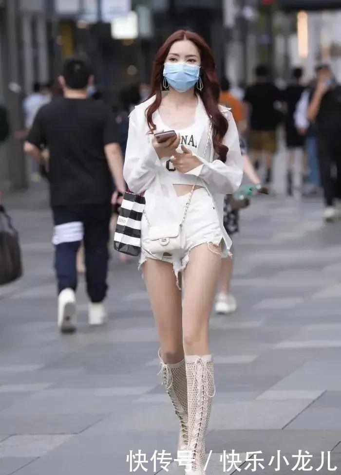 露脐款式的吊带装,令人眼球随心而动,肆意展现自己的美