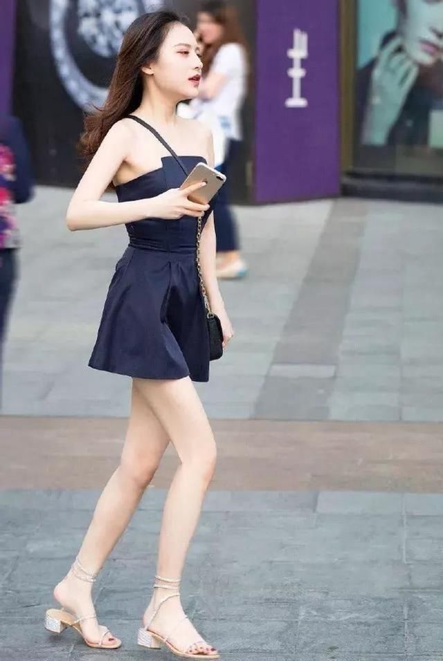 回头率|美女紧身裤搭轻薄的白色T恤，走在大街回头率一定是满满的