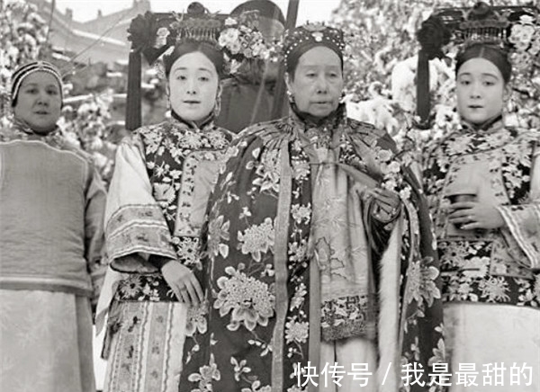 恐怖#清朝名画“女鬼图”,放大后才知她在干啥?很多人都不敢细看