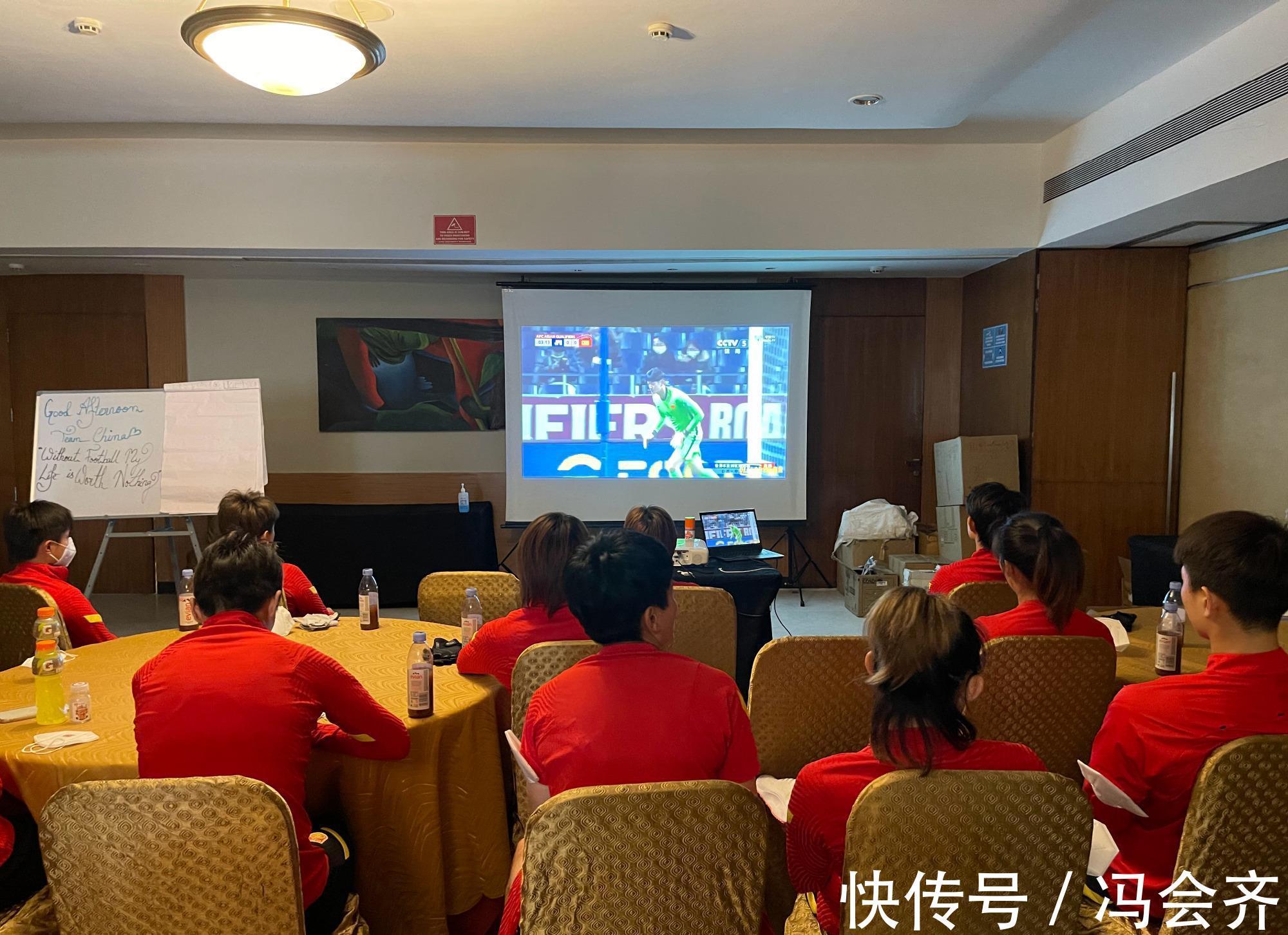 射门|国足0-2不敌日本,全场2次射门,0次射正,黄健翔:打越南必须赢