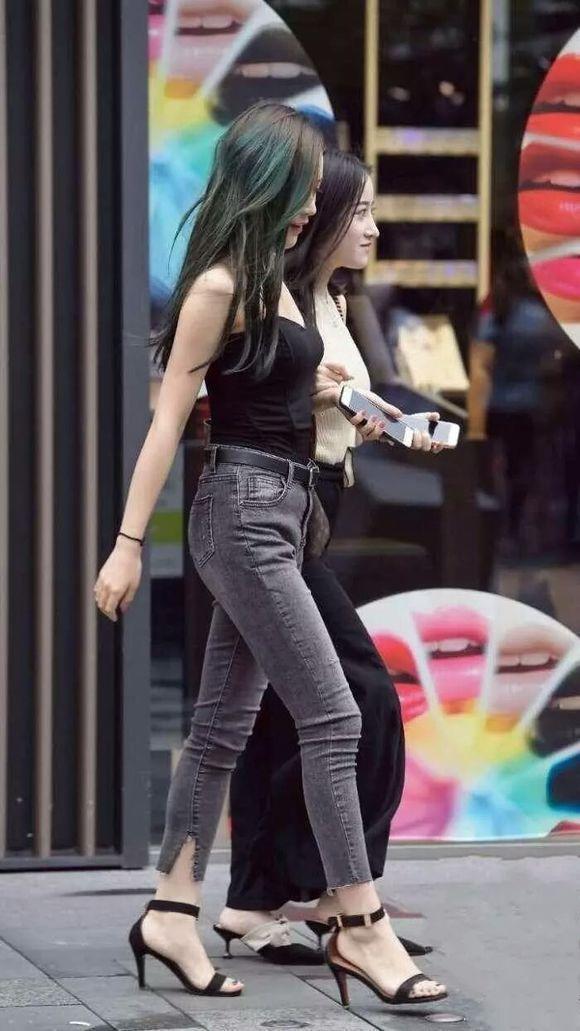 街拍:碰到两个小姐姐逛街!一个清纯一个性感,你喜欢哪一个!