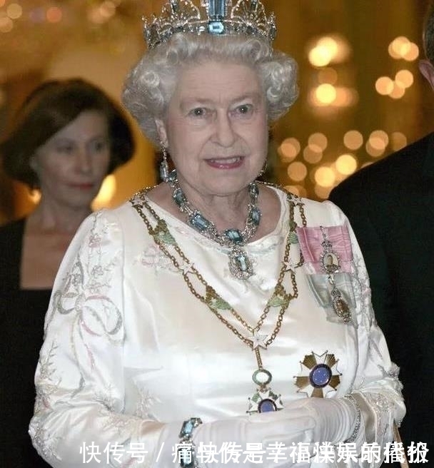 新婚礼物|英女王的珠宝有些不吉利?原材料取自坟墓,由2000颗钻石珍珠组成