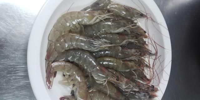 虾要这样做孩子才喜欢吃,一上桌全抢光,别再水煮了