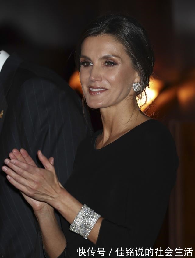 蕾丝!谁说莱蒂齐亚不爱珠宝光是腕间都很精彩,最爱婆婆送的字母手链!