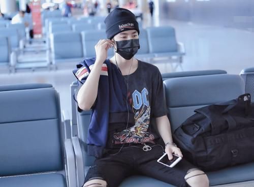 王一博无缘录制《奔跑吧8》,节目组疑找来当红小生“救场”