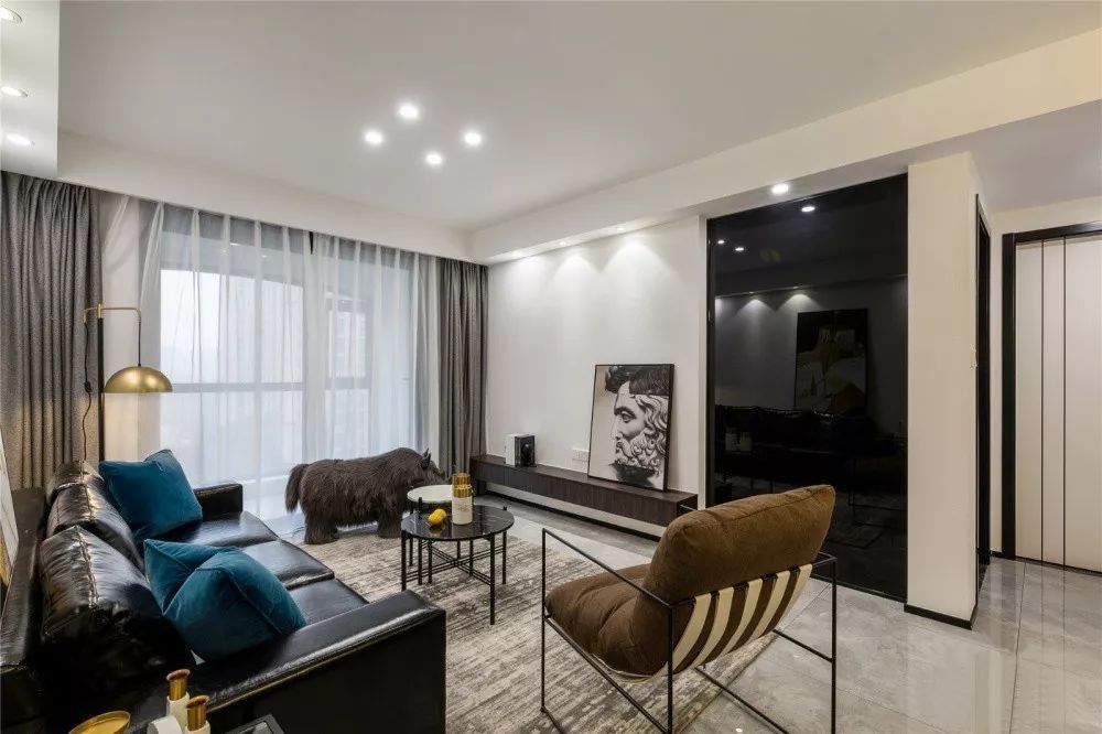 115㎡现代简约风,黑白灰气质高级!朋友却吐槽:像酒店