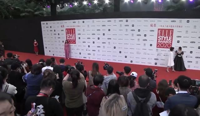 西装|大气!国乒大满贯得主出席时尚活动,一袭粉色西装尽显优雅迷人