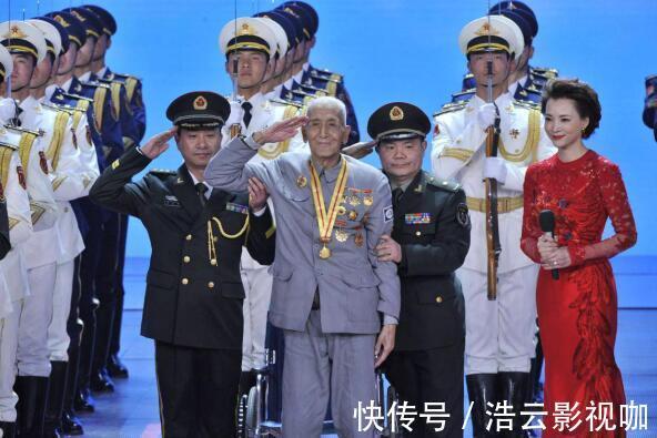 伴舞者|春晚不對外售票,那么現(xiàn)場觀眾席坐的都是什么人他們身份不簡單