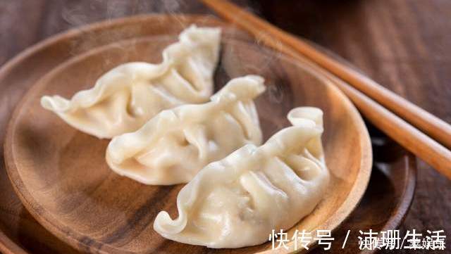 包白菜饺子，直接调馅是不对的，忘了这一步，白菜出水多，不好吃