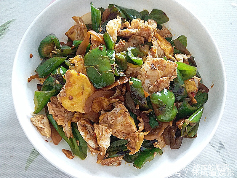 抢手|青椒鸡蛋新吃法,爽脆鲜香入味超下饭,比肉还抢手,全家都爱吃