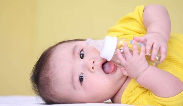 小美|夏天该不该给宝宝喂水,或者喂多少量合适,家长看完不纠结