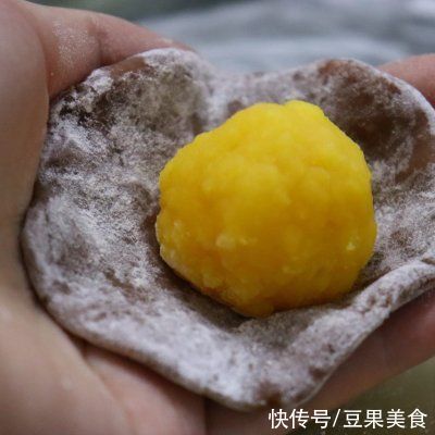 家常菜|#巨下饭的家常菜#巧克力冰皮月饼：乳香四溢的奶黄馅儿