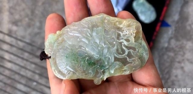 网友2000元买了个奇形怪状的大马坎翡翠原石,切出一对龙凤牌