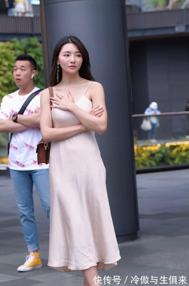 女性 浅粉色绸缎连衣裙,显高级有质感,穿出女性知性优雅美!