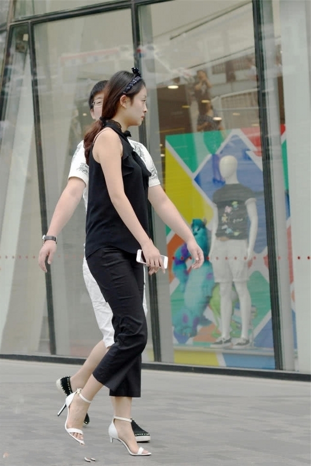 连衣|路人街拍,美女穿了一袭无袖连衣短裙,格外诱人