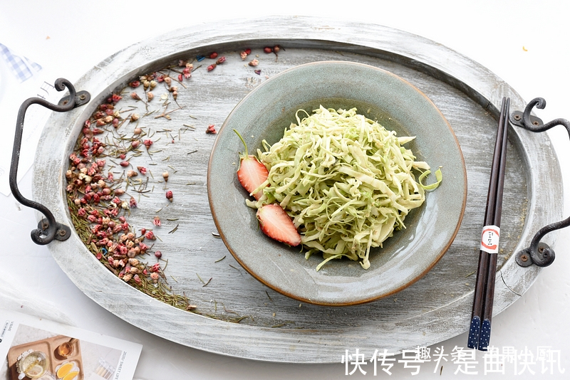 卷心菜|半个卷心菜,一勺芝麻酱,拌一拌当晚餐,我已连吃一周还是很喜欢