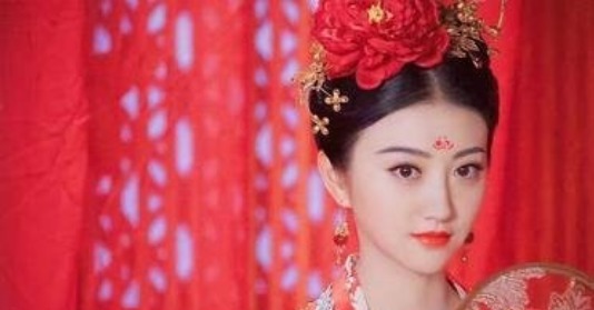 苏小妹@美女出上联“孙权嫁妹,有备而来”,书生对下联,抱得美人归!