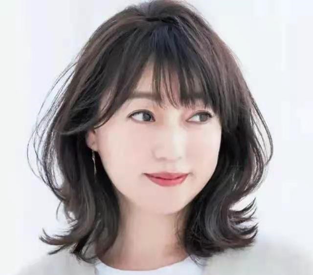 减龄感 发型不对颜值报废!五十岁女人记住三个减龄公式,显年轻又有气质