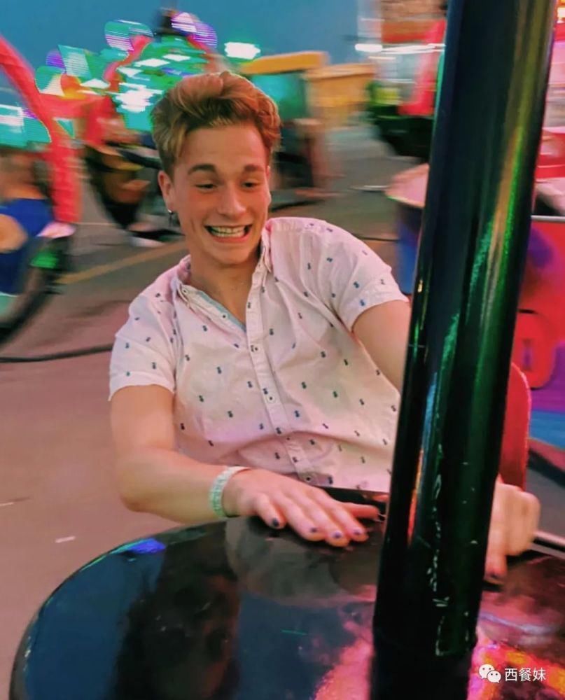 同性恋男生因涂指甲油被休学 引网友不满!25万在线请愿!