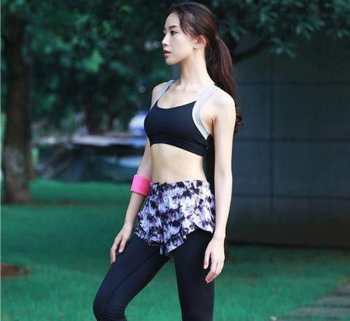 紧身打底裤 小姐姐爱穿紧身打底裤,柔软细腻的穿着非常显高,很有时尚感