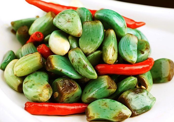 泡腊八蒜用什么醋？教你3个技巧，1晚变绿，酸辣爽脆，放1年不坏