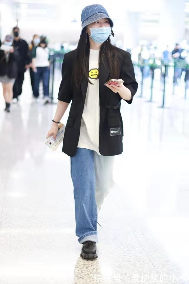 高挑|金靖真是深藏不露!穿一字肩绿色礼服,皮肤白得晃眼身材也吸睛